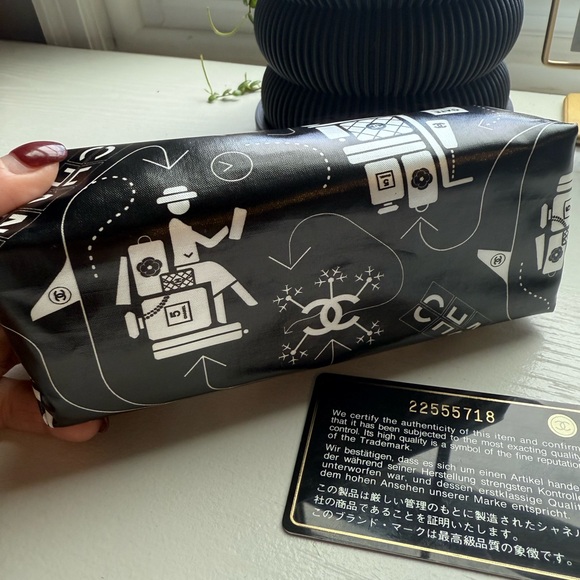 CHANEL Rare Black and White Airline Pouch - collector’s item - Picture 5 of 8